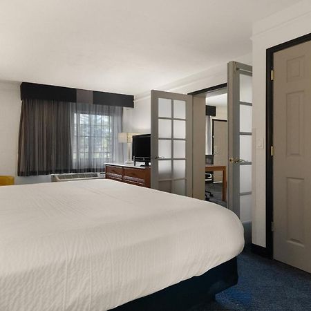 Howard Johnson By Wyndham Sacramento Downtown Exterior photo