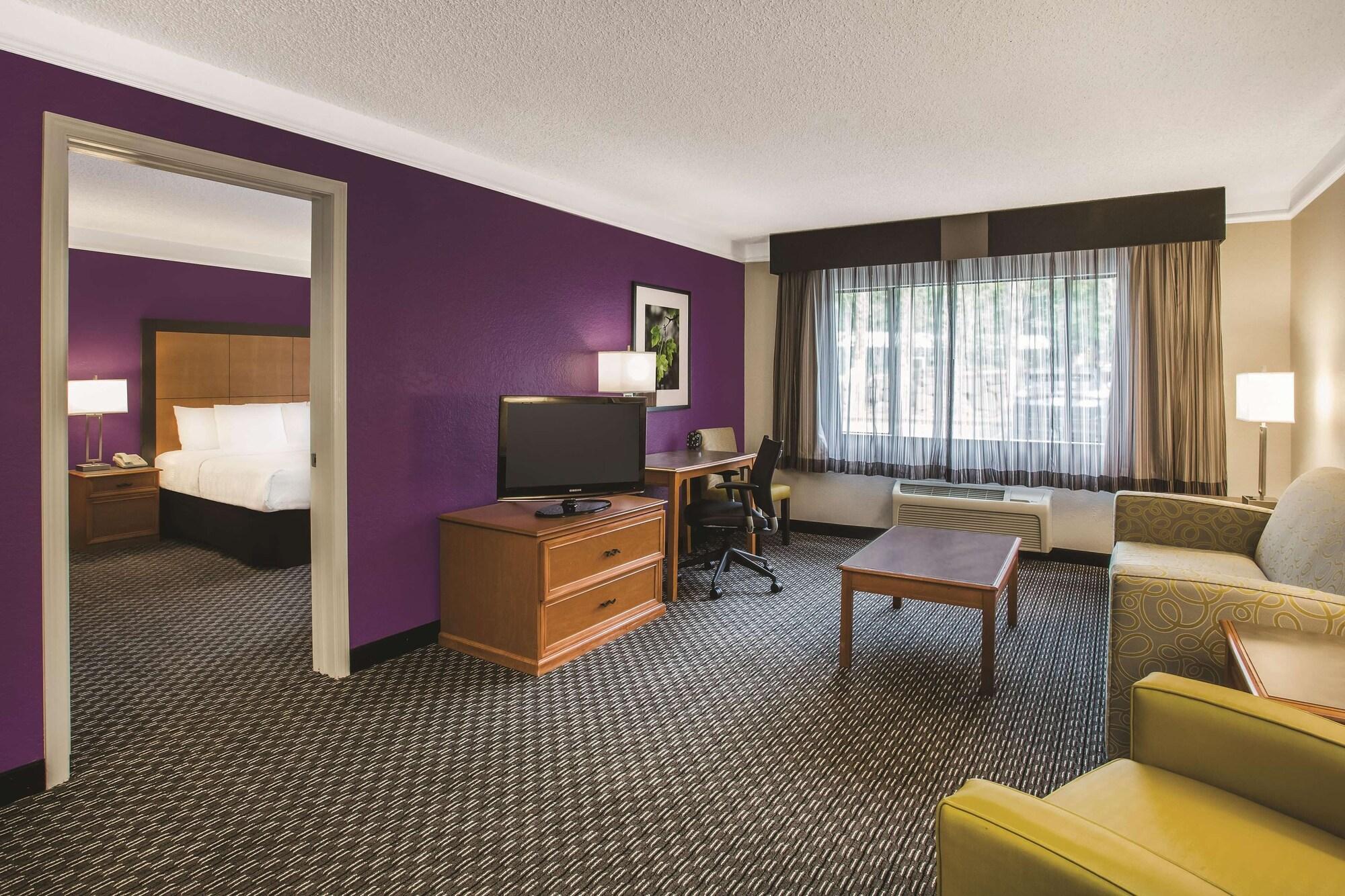 Howard Johnson By Wyndham Sacramento Downtown Exterior photo