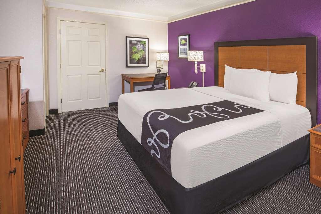 Howard Johnson By Wyndham Sacramento Downtown Room photo