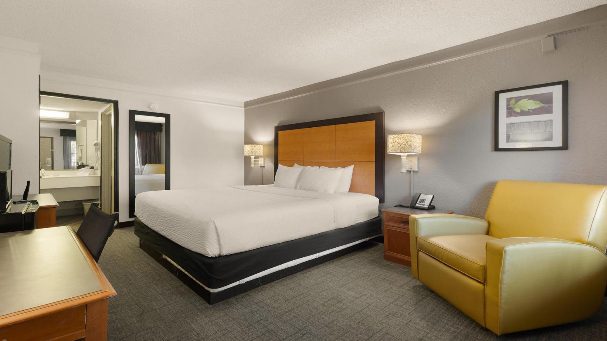 Howard Johnson By Wyndham Sacramento Downtown Exterior photo