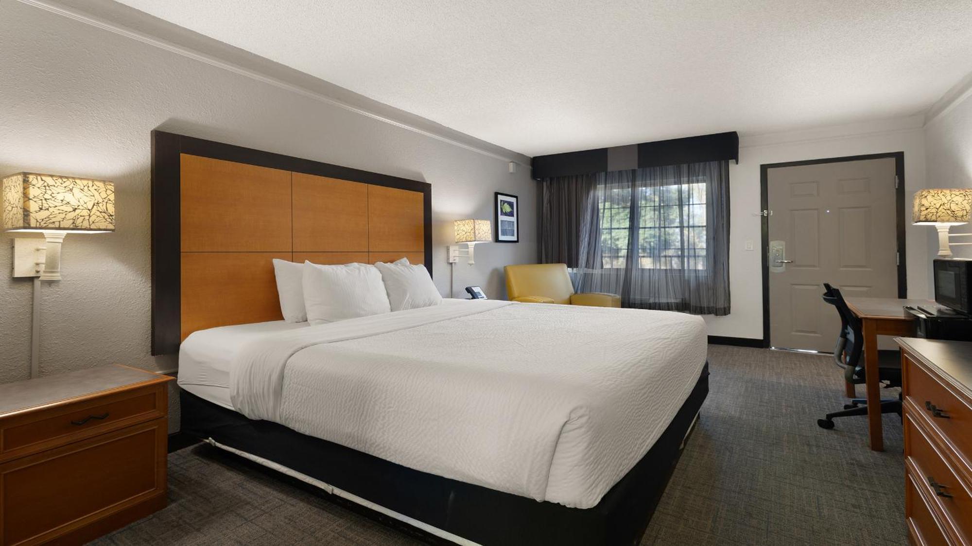 Howard Johnson By Wyndham Sacramento Downtown Exterior photo