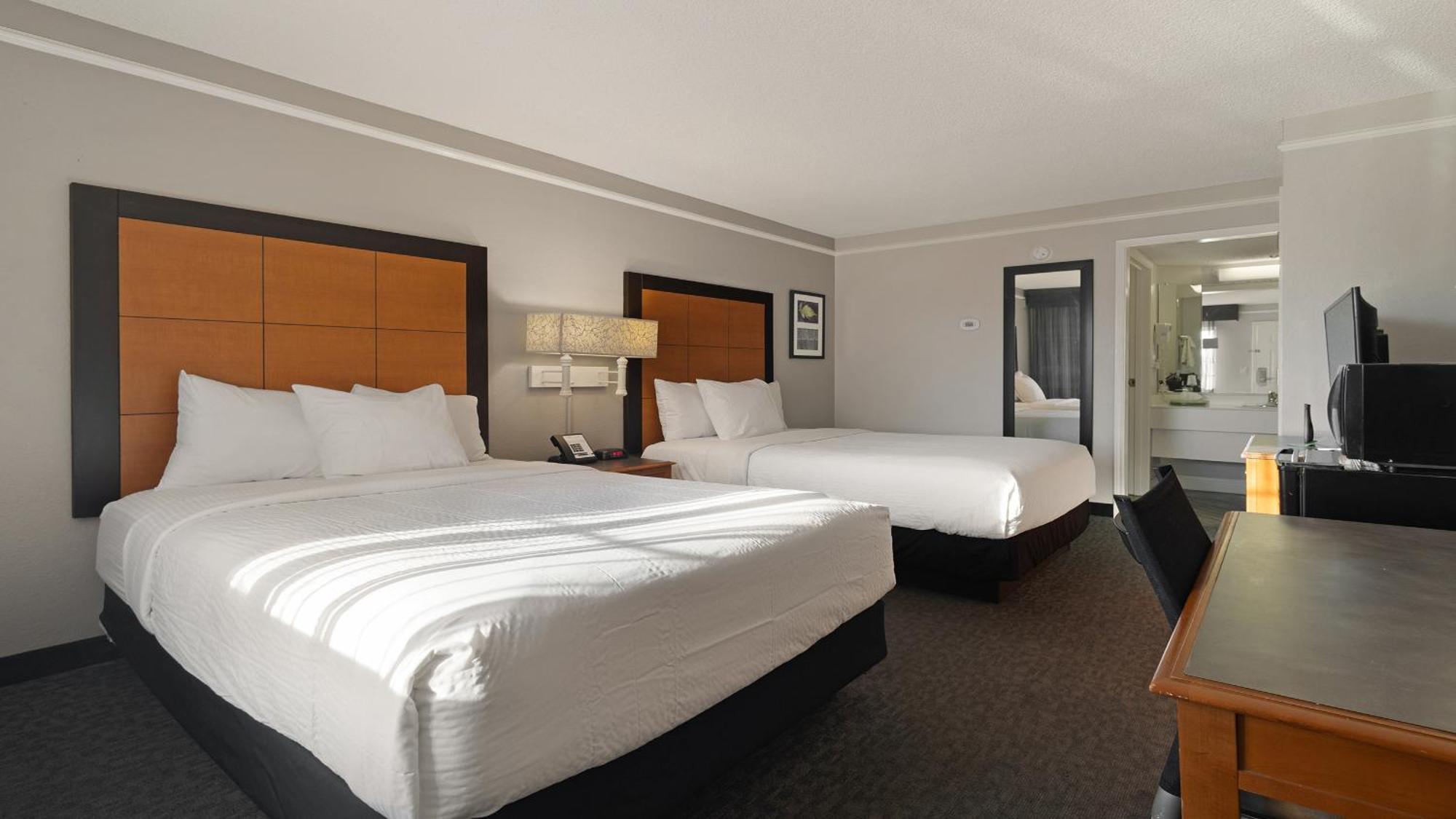 Howard Johnson By Wyndham Sacramento Downtown Exterior photo