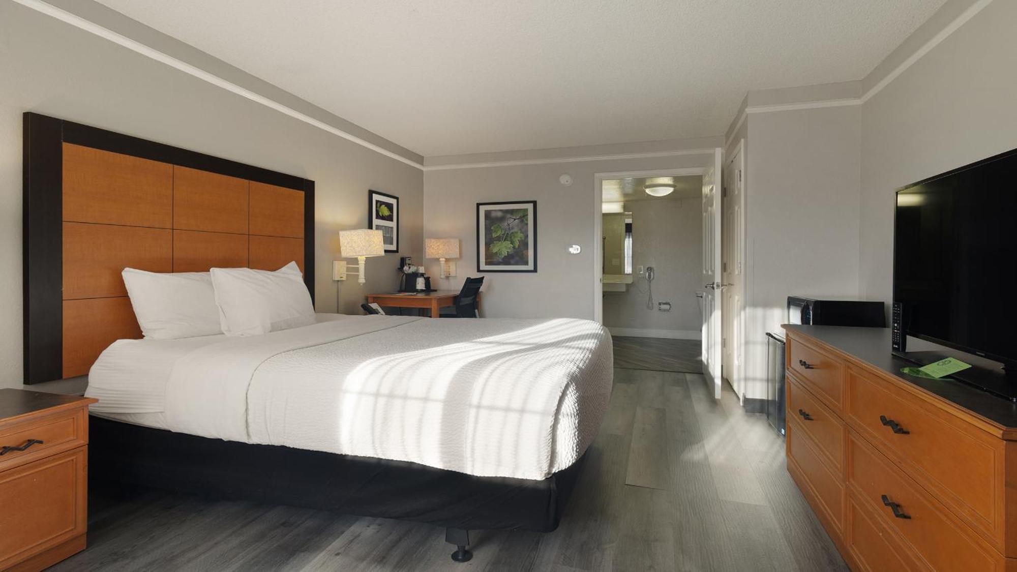 Howard Johnson By Wyndham Sacramento Downtown Exterior photo