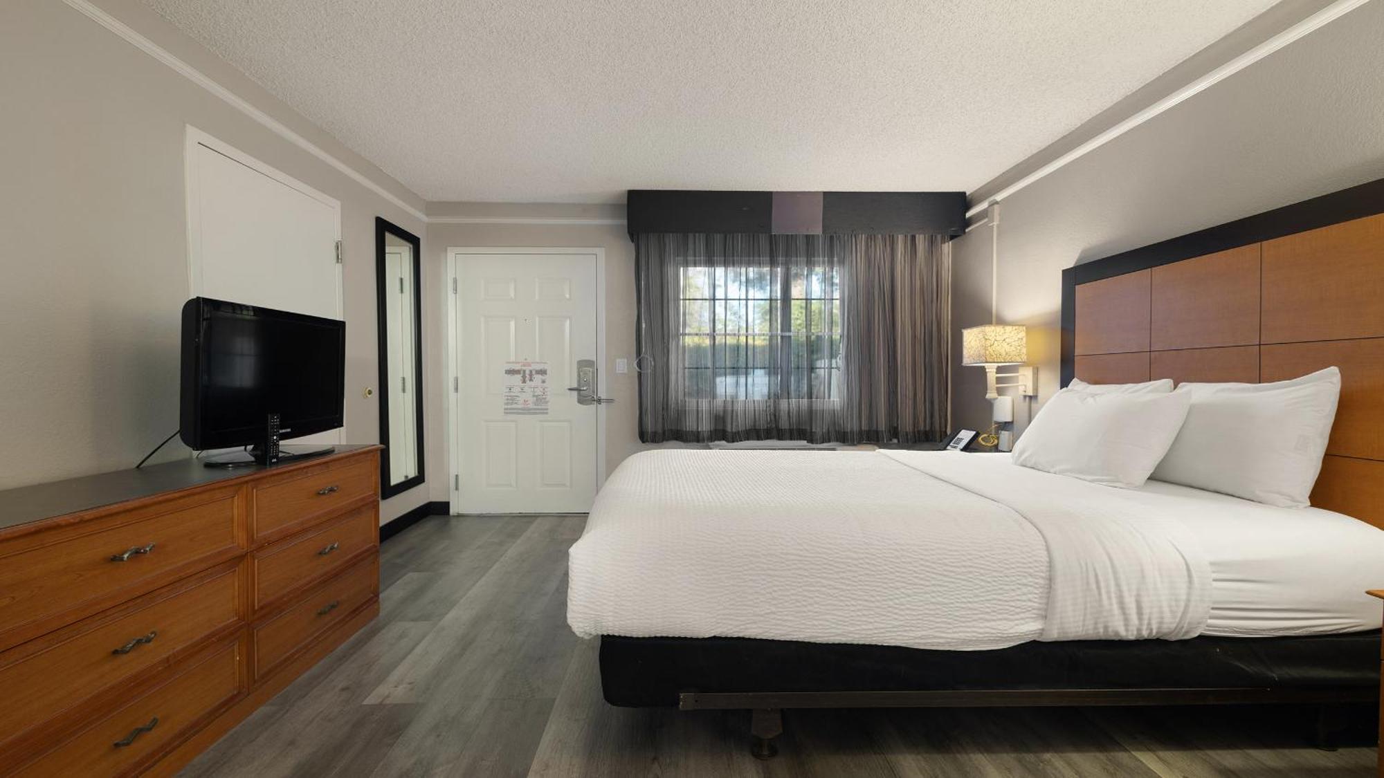 Howard Johnson By Wyndham Sacramento Downtown Exterior photo