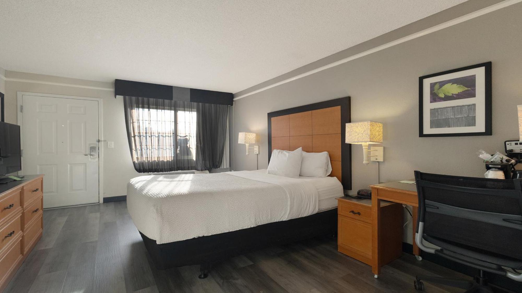 Howard Johnson By Wyndham Sacramento Downtown Exterior photo