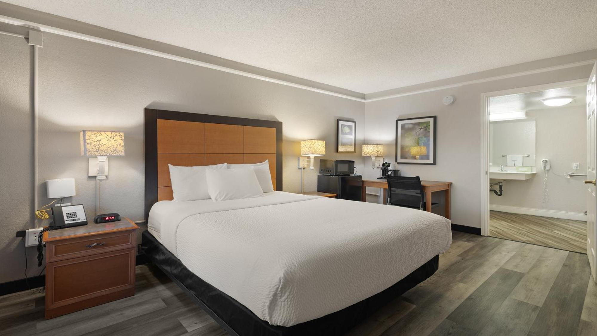 Howard Johnson By Wyndham Sacramento Downtown Exterior photo