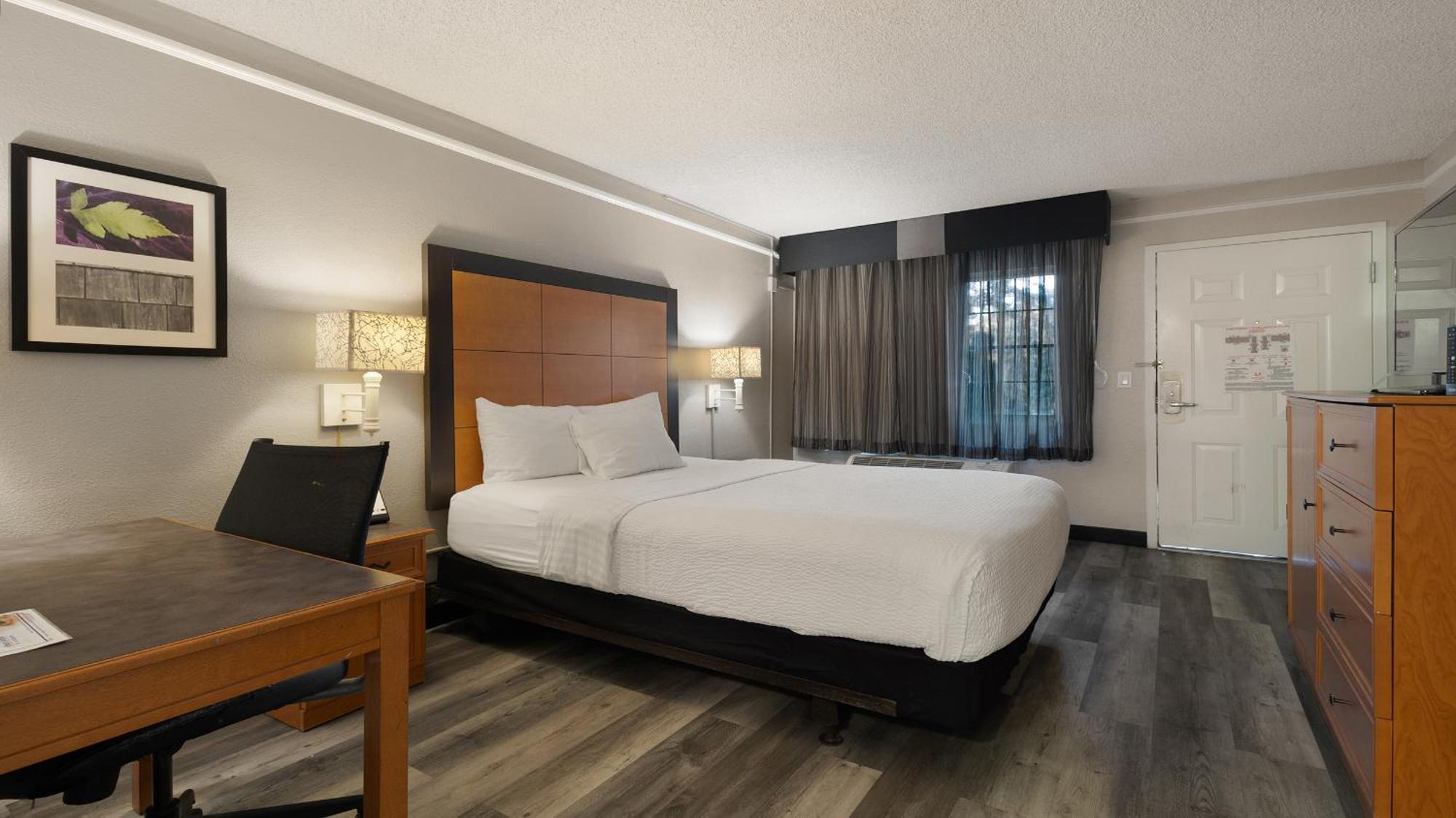 Howard Johnson By Wyndham Sacramento Downtown Exterior photo