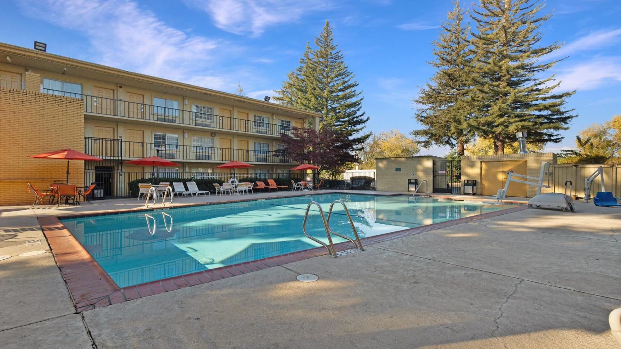 Howard Johnson By Wyndham Sacramento Downtown Exterior photo