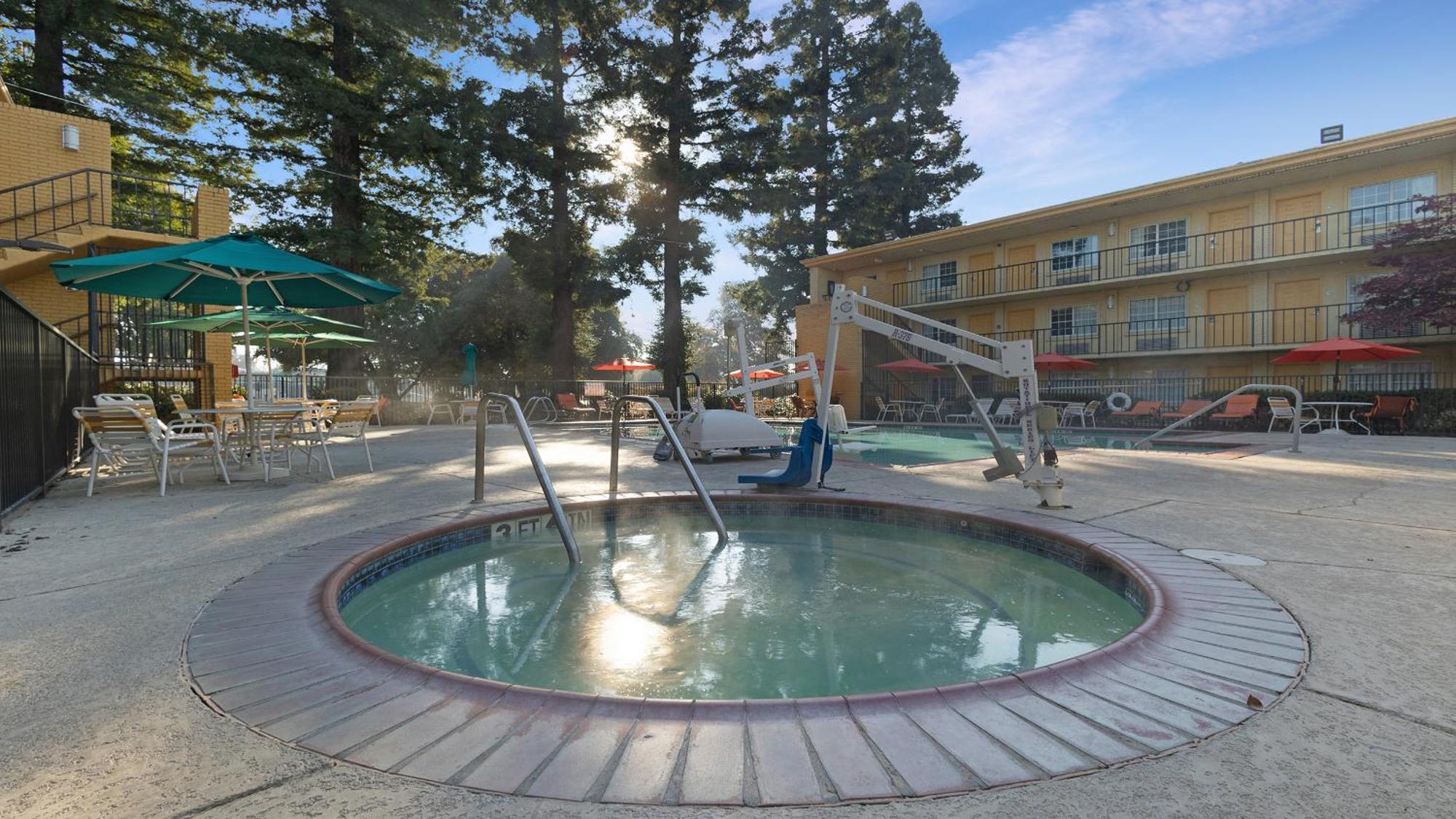 Howard Johnson By Wyndham Sacramento Downtown Exterior photo