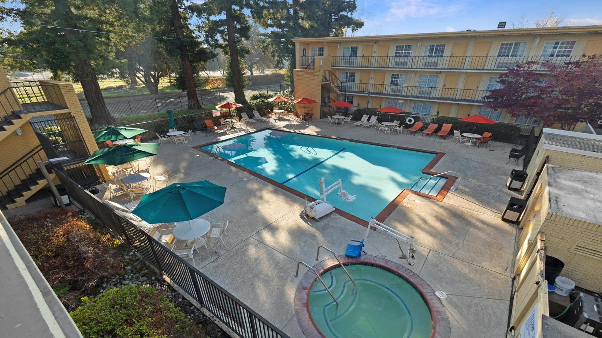 Howard Johnson By Wyndham Sacramento Downtown Exterior photo