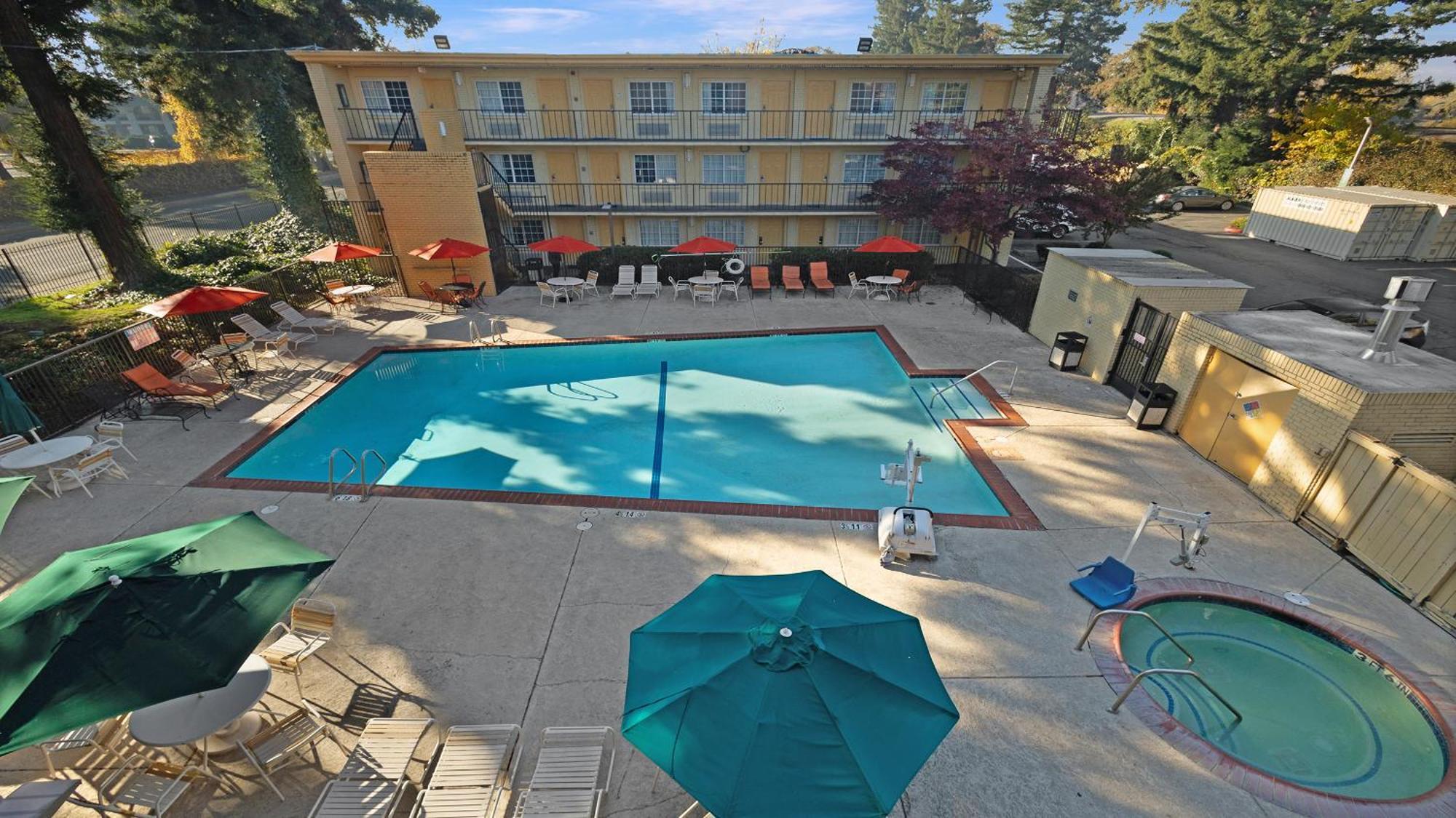 Howard Johnson By Wyndham Sacramento Downtown Exterior photo